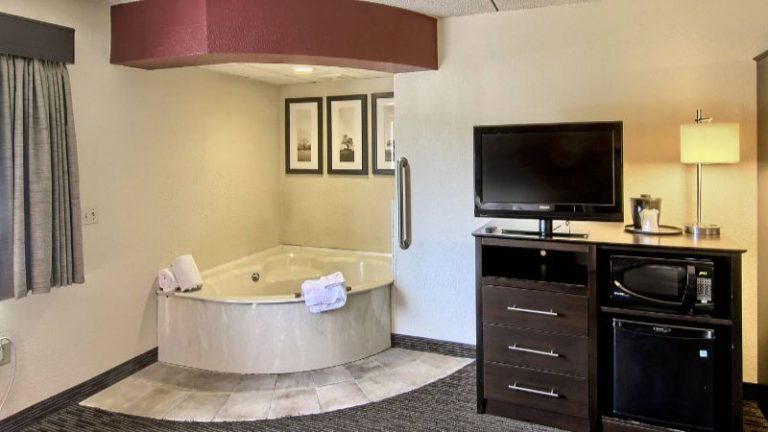 Blossom Hotel & Suites Traverse City