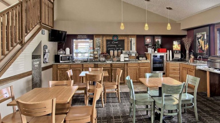 Blossom Hotel & Suites Traverse City