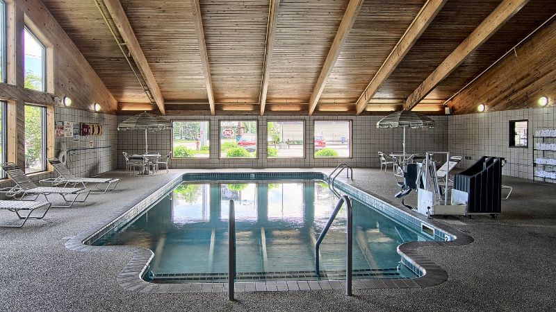 Blossom Hotel & Suites Traverse City, room with private jacuzzi, photo 6