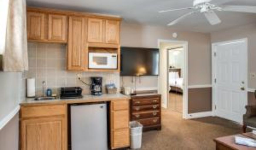 Boxwood Lodge, room with private jacuzzi, photo 4