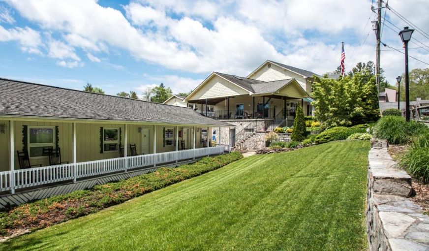 Boxwood Lodge, room with private jacuzzi, photo 8