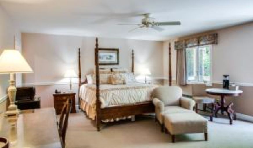 Boxwood Lodge, room with private jacuzzi, photo 2