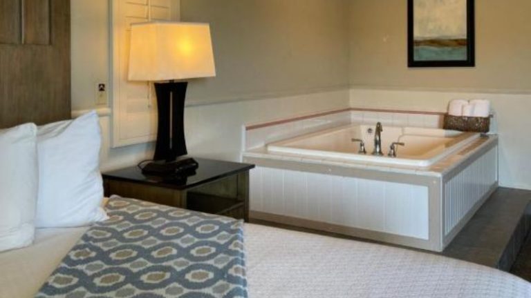 Cambria Landing Inn & Suites