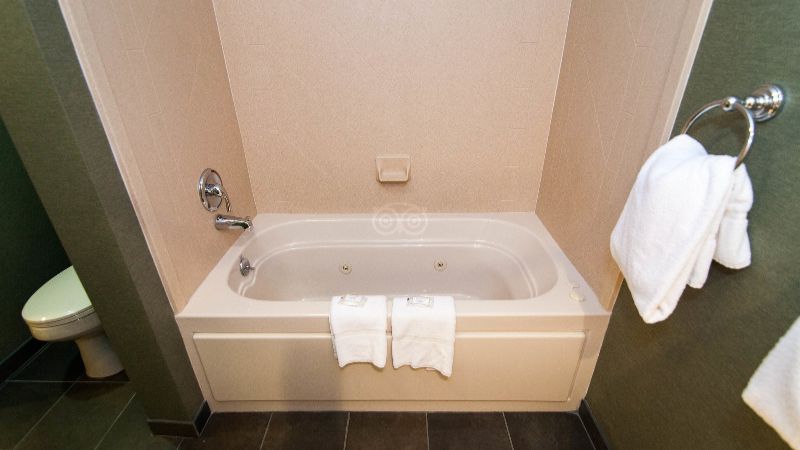 Clarion Inn & Suites at The Outlets of Lake George