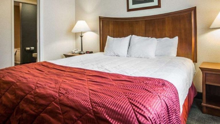 Clarion Inn & Suites at The Outlets of Lake George