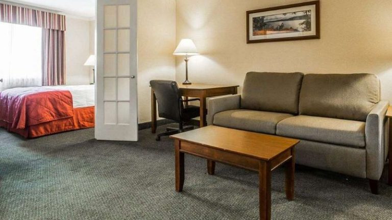 Clarion Inn & Suites at The Outlets of Lake George