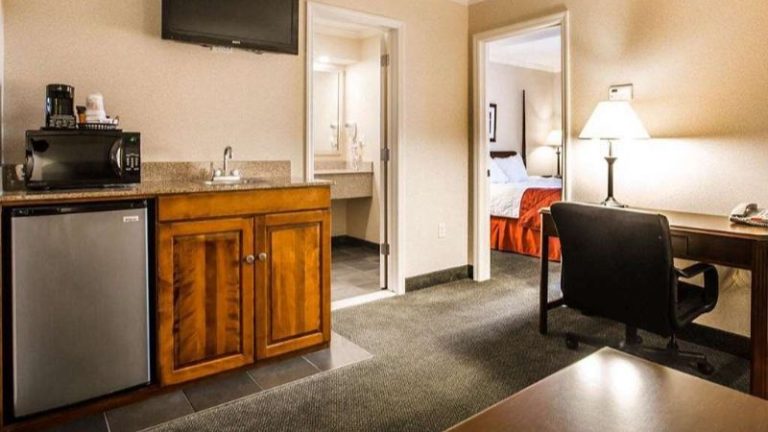 Clarion Inn & Suites at The Outlets of Lake George