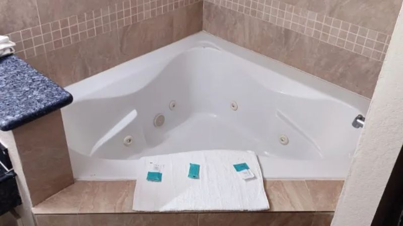 Clover Inn Suites 1 - jacuzzi hotel room