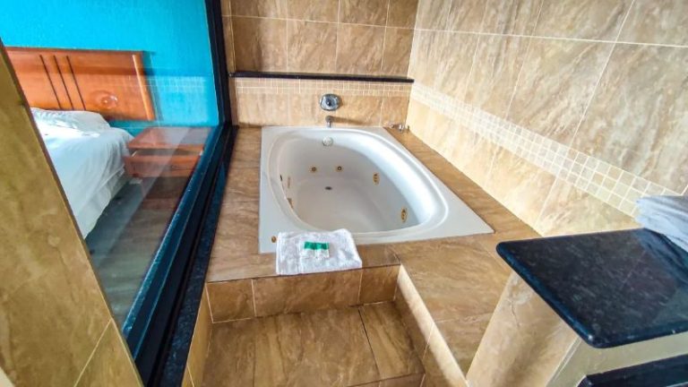 Clover Inn & Suites