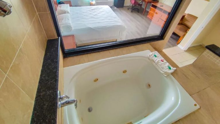 Clover Inn & Suites