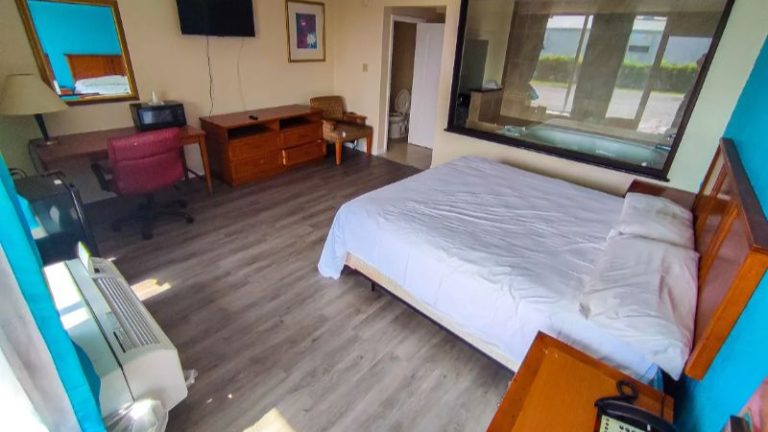 Clover Inn & Suites