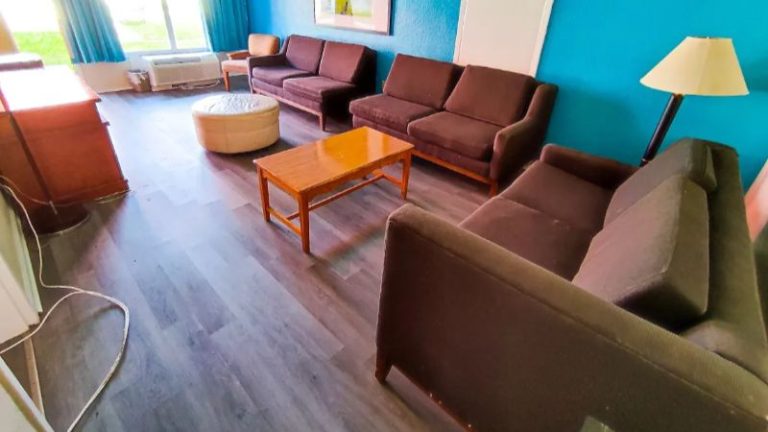 Clover Inn & Suites