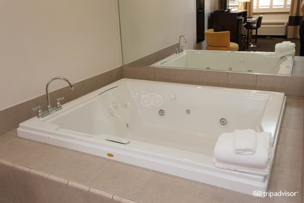 Comfort Inn Santa Cruz, room with private jacuzzi, photo 2