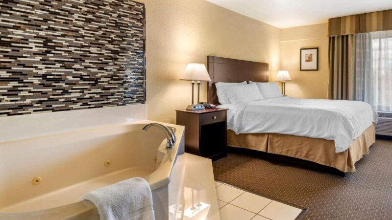 Comfort Inn & Suites, room with private jacuzzi