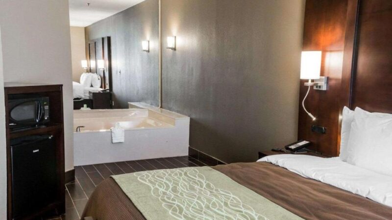 Comfort Inn Suites - jacuzzi hotel room