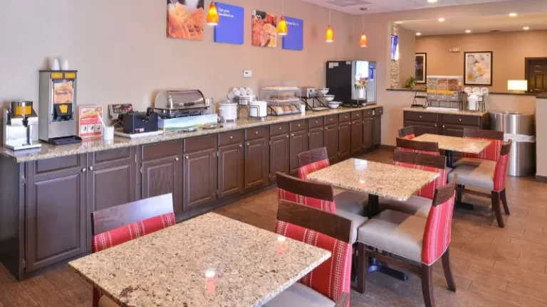 Comfort Inn & Suites Fayetteville – University Area