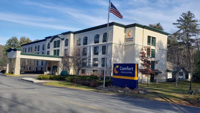 Comfort Inn & Suites, room with private jacuzzi, photo 8