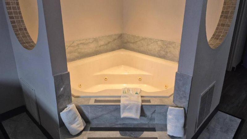 Country Inn & Suites by Radisson, Battle Creek, MI, room with private jacuzzi, photo 2