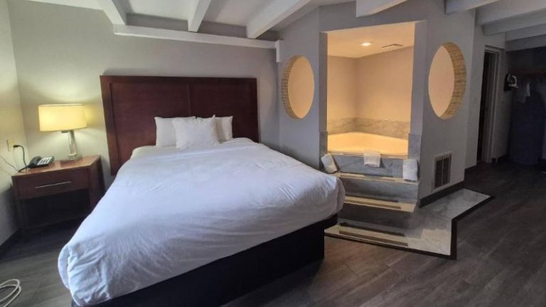 Country Inn & Suites by Radisson, Battle Creek, MI
