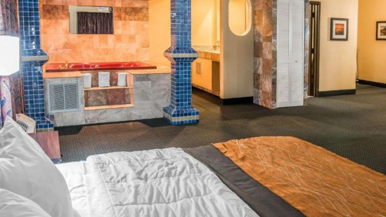 Country Inn & Suites by Radisson, Battle Creek, MI