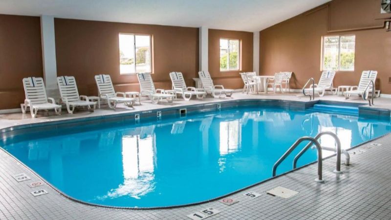 Country Inn & Suites by Radisson, Battle Creek, MI, room with private jacuzzi, photo 6