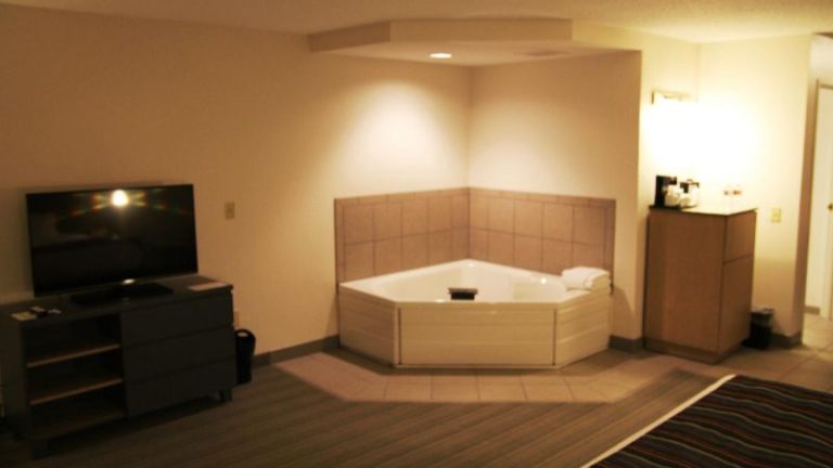 Country Inn & Suites by Radisson, Chippewa Falls