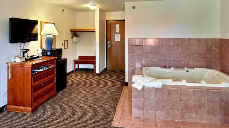 Days Inn & Suites by Wyndham Traverse City