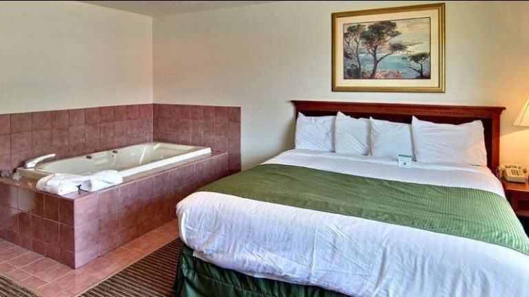 Days Inn & Suites by Wyndham Traverse City