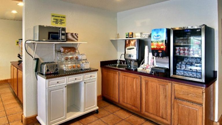 Days Inn & Suites by Wyndham Traverse City