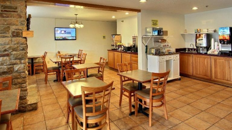 Days Inn & Suites by Wyndham Traverse City