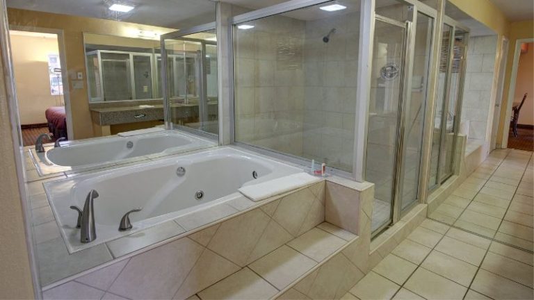 Econo Lodge at Military Circle