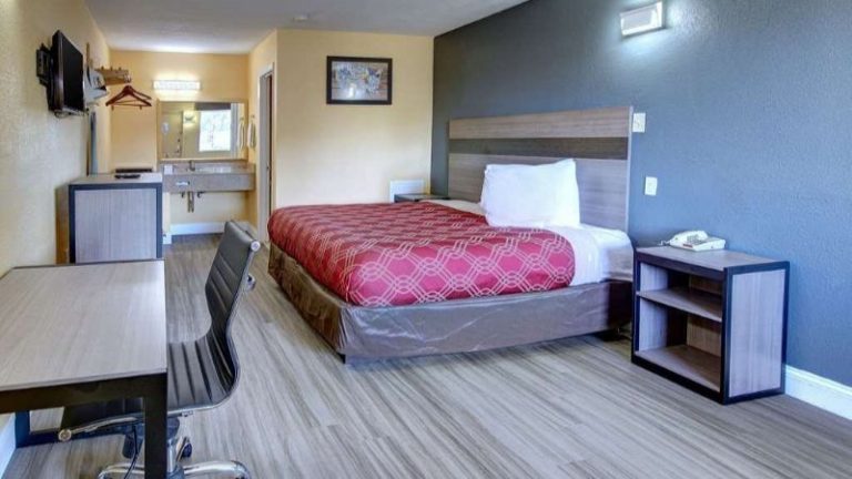 Econo Lodge at Military Circle