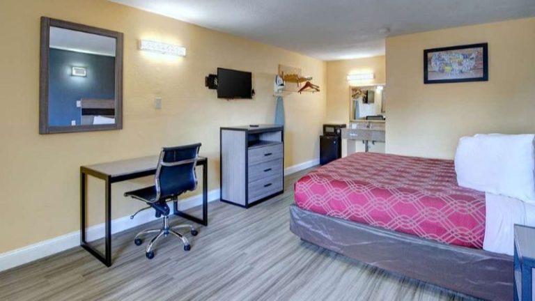 Econo Lodge at Military Circle