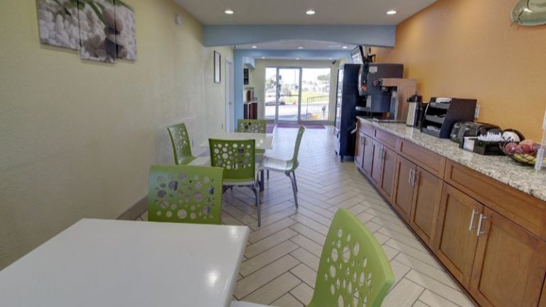 Econo Lodge at Military Circle