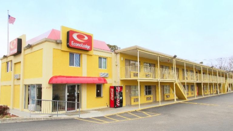 Econo Lodge at Military Circle