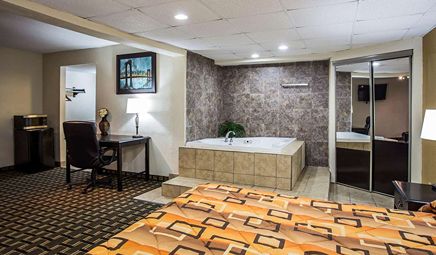 Econo Lodge Salisbury, room with private jacuzzi, photo 2
