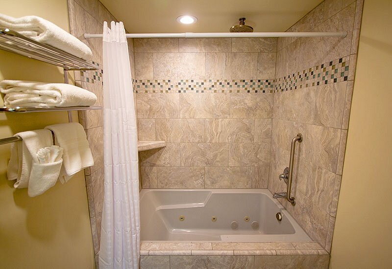 Edgewater Beach Inn, room with private jacuzzi, photo 1