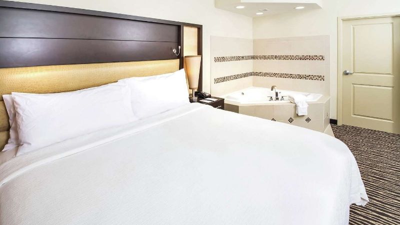 Embassy Suites by Hilton Fayetteville Fort Liberty, room with private jacuzzi, photo 2