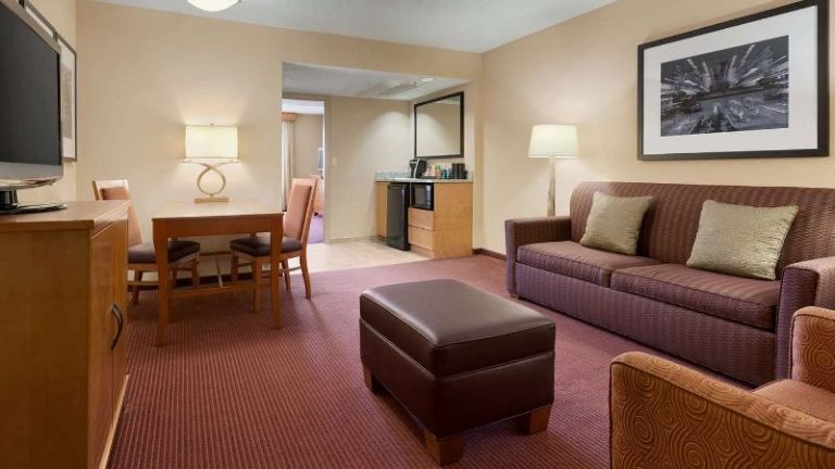Embassy Suites by Hilton Kansas City International Airport