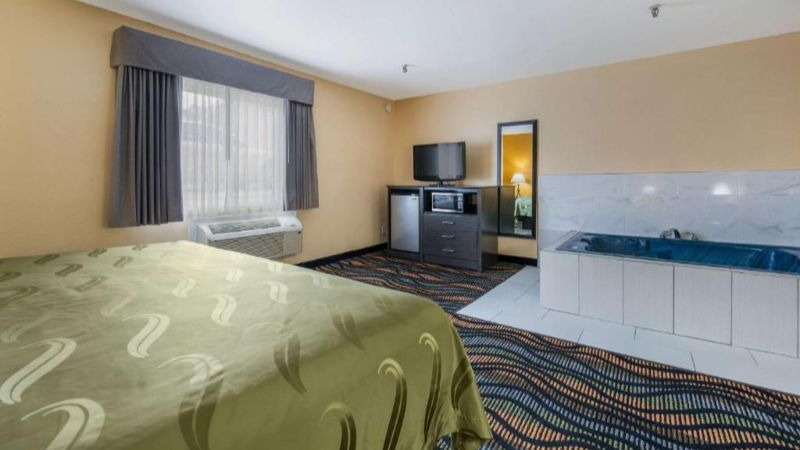 Equality Inn, room with private jacuzzi, photo 2