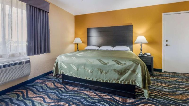 Equality Inn, room with private jacuzzi, photo 4