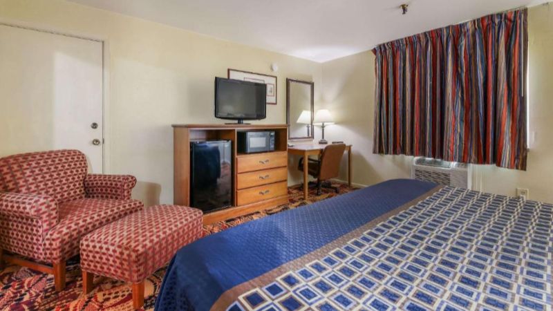 Equality Inn, room with private jacuzzi, photo 5