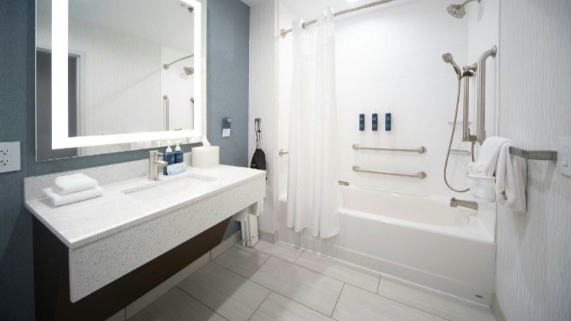Four Points by Sheraton Fayetteville, room with private jacuzzi, photo 2
