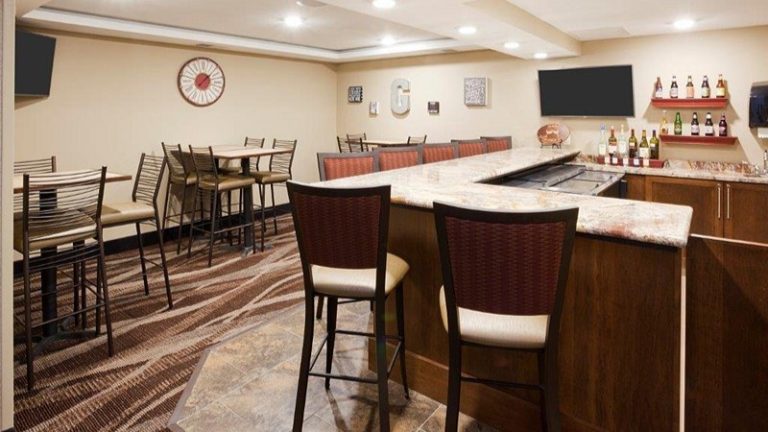 Gateway Park Hotel & Suites