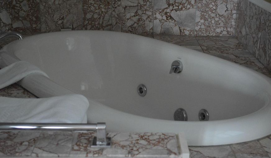 Gideon Ridge Inn, room with private jacuzzi, photo 2
