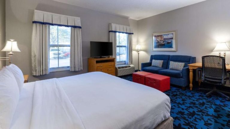Hampton Inn & Suites Jacksonville Deerwood Park