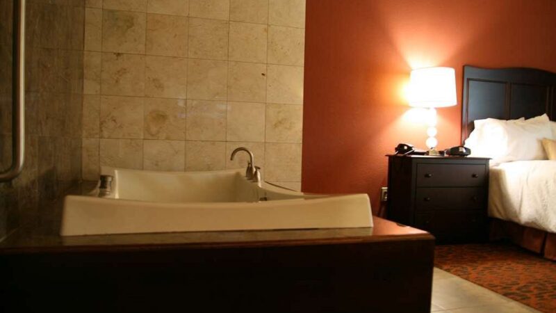 Hampton Inn Suites Mission - jacuzzi hotel room