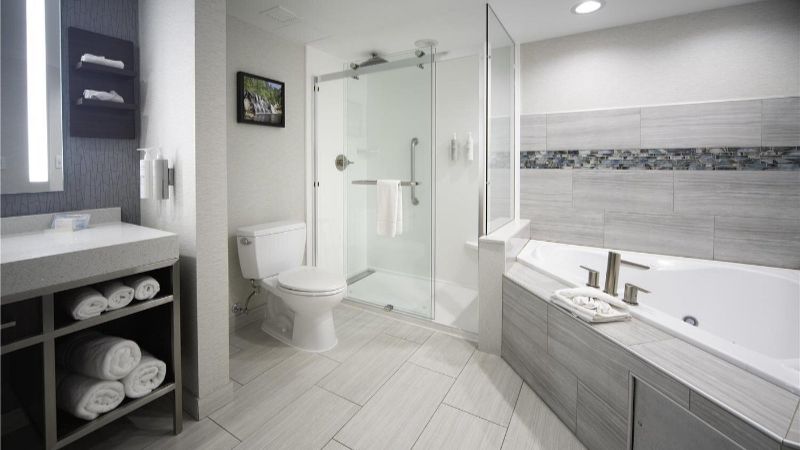 Hilton Garden Inn Fayetteville Fort Liberty, room with private jacuzzi, photo 3