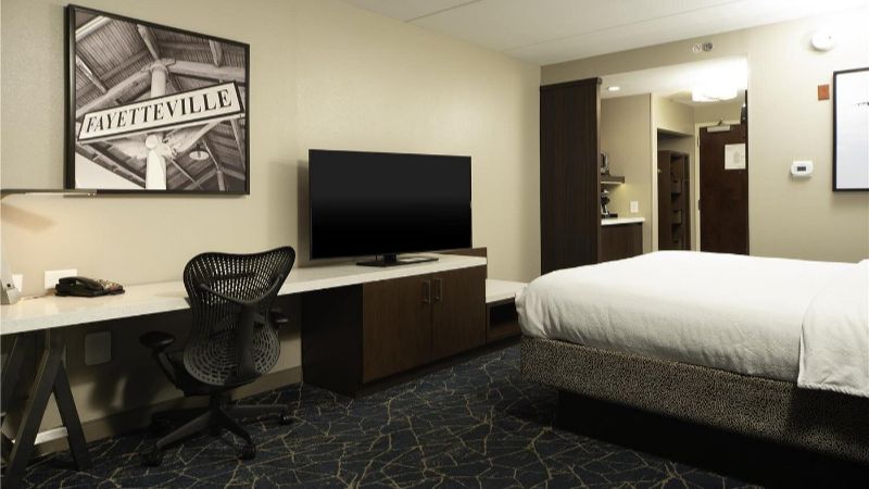 Hilton Garden Inn Fayetteville Fort Liberty, room with private jacuzzi, photo 6