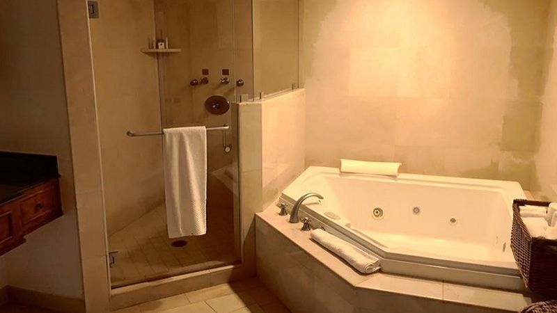 Hilton Santa Barbara Beachfront Resort, room with private jacuzzi, photo 1
